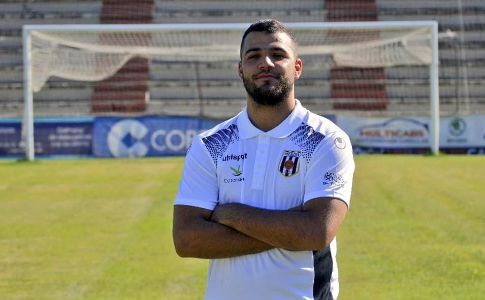 Carlos Cinta posa con la camiseta del Mérida