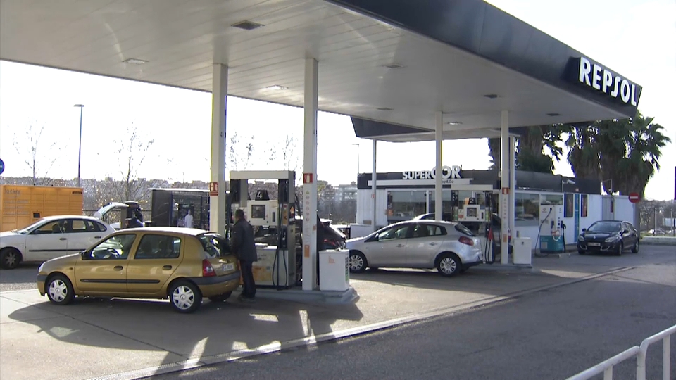Varios coches repostando en una gasolinera de la región