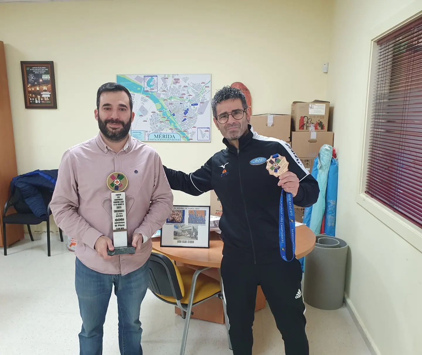 Miguel Martínez posa con la medalla lograda en Georgia