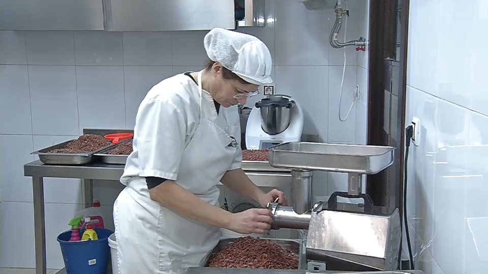 Fernanda Soto durante el proceso de elaboración de sus croquetas