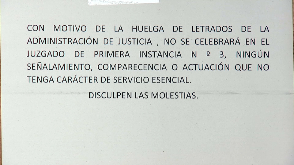 Cartel que anuncia la suspensión de un juicio por la huelga
