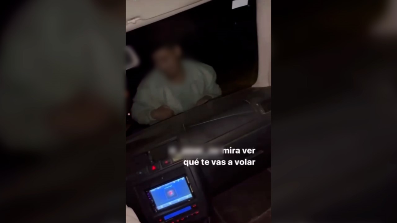 Conducción temeraria. Chico el capó de un coche
