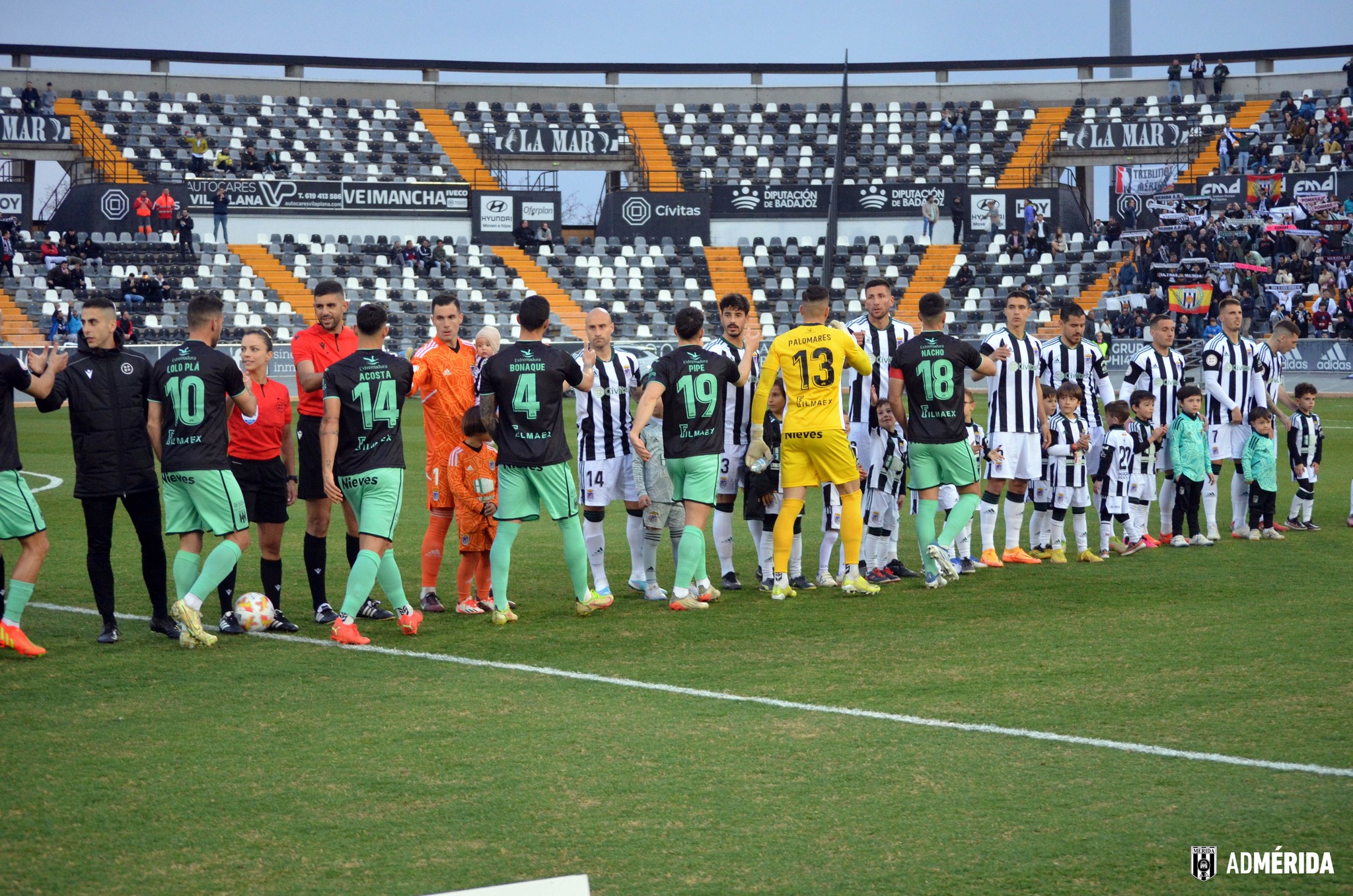 Jugadores del Badajoz y del Mérida se saludan antes del derbi.