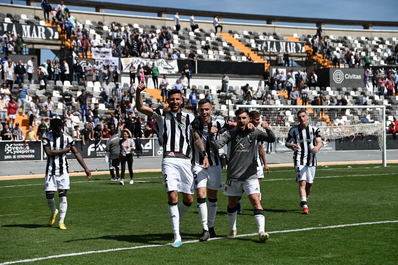 Los jugadores del Badajoz celebran el triunfo ante Unionistas