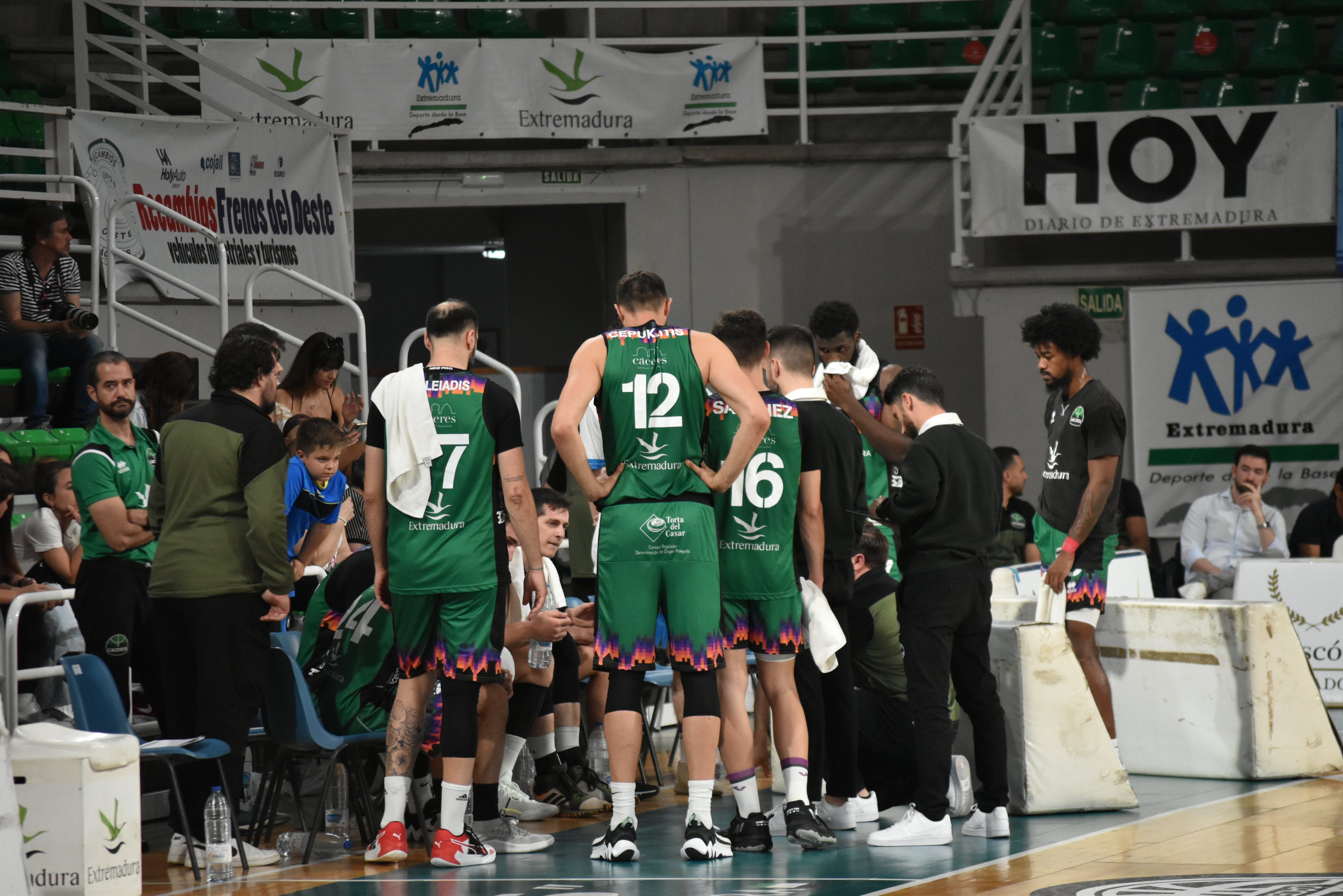 Tiempo muerto de Roberto Blanco con sus jugadores en el Multiusos.