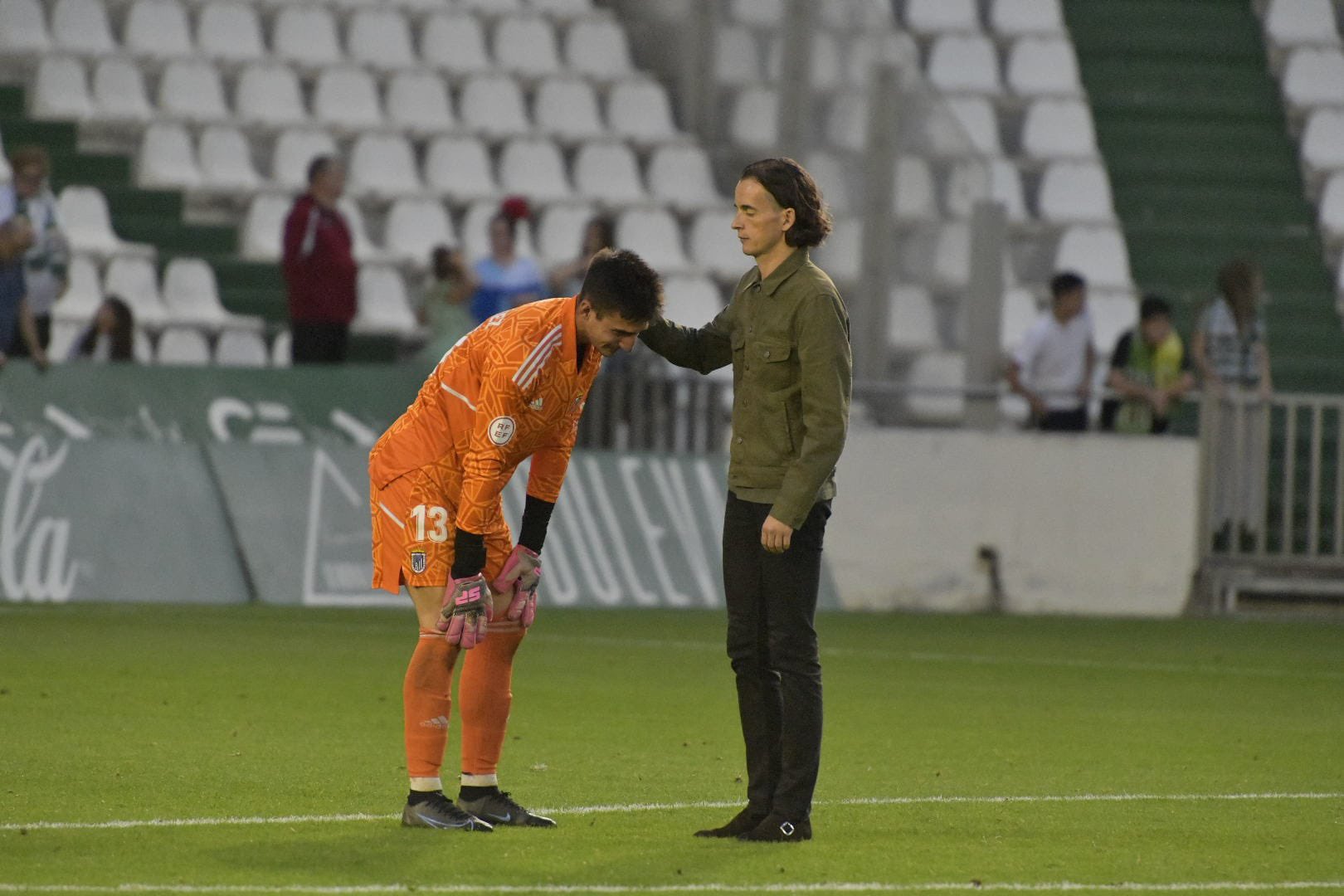 David Tenorio, técnico del CD Badajoz, consuela a su portero Miguel Narváez.