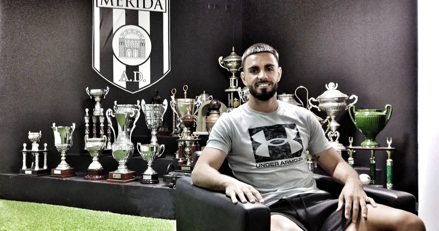 Nacho González, capitán del Mérida, posando en la sala VIP del estadio Romano.