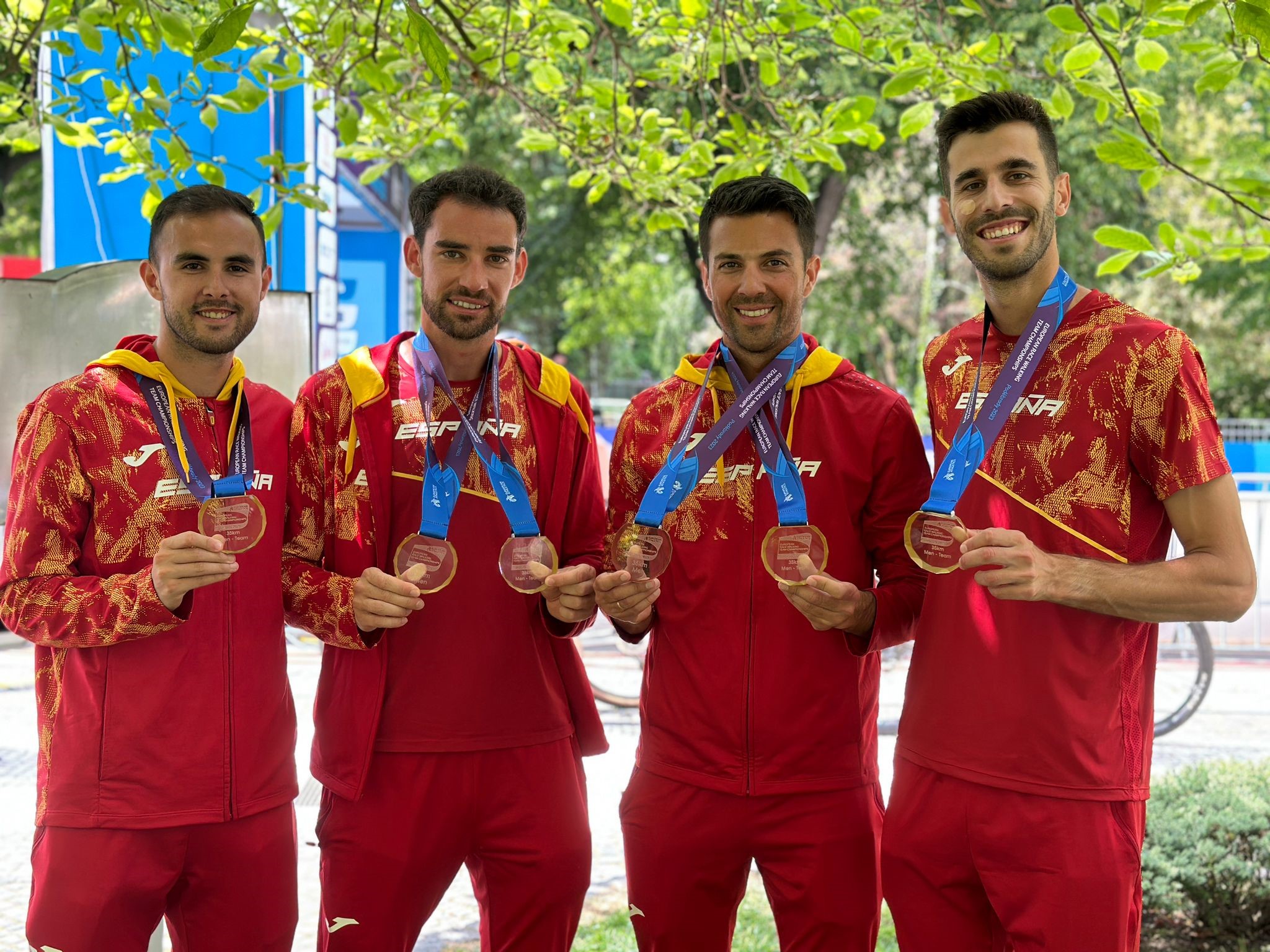 Álvaro Martín Uriol con el equipo de marcha
