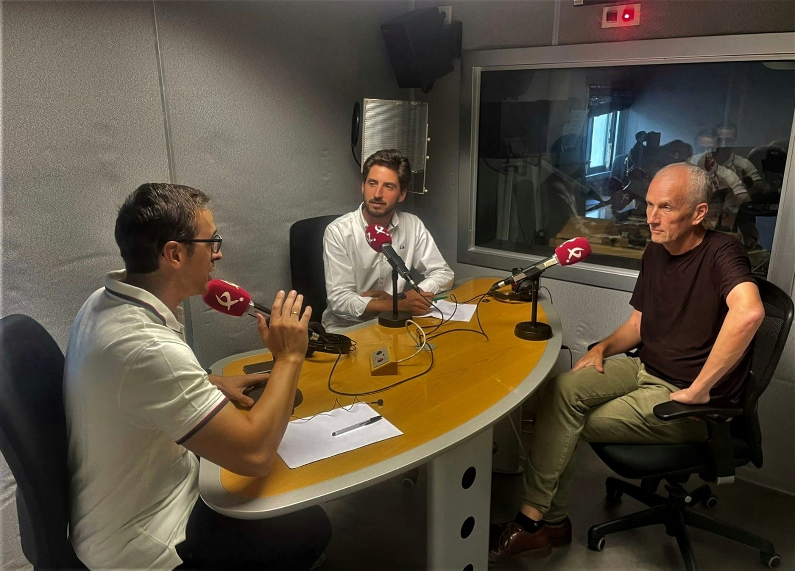Mark Heffernan, dueño del Mérida, en los estudios de Canal Extremadura Radio junto a Nacho Ramos y Fernando Gallego.