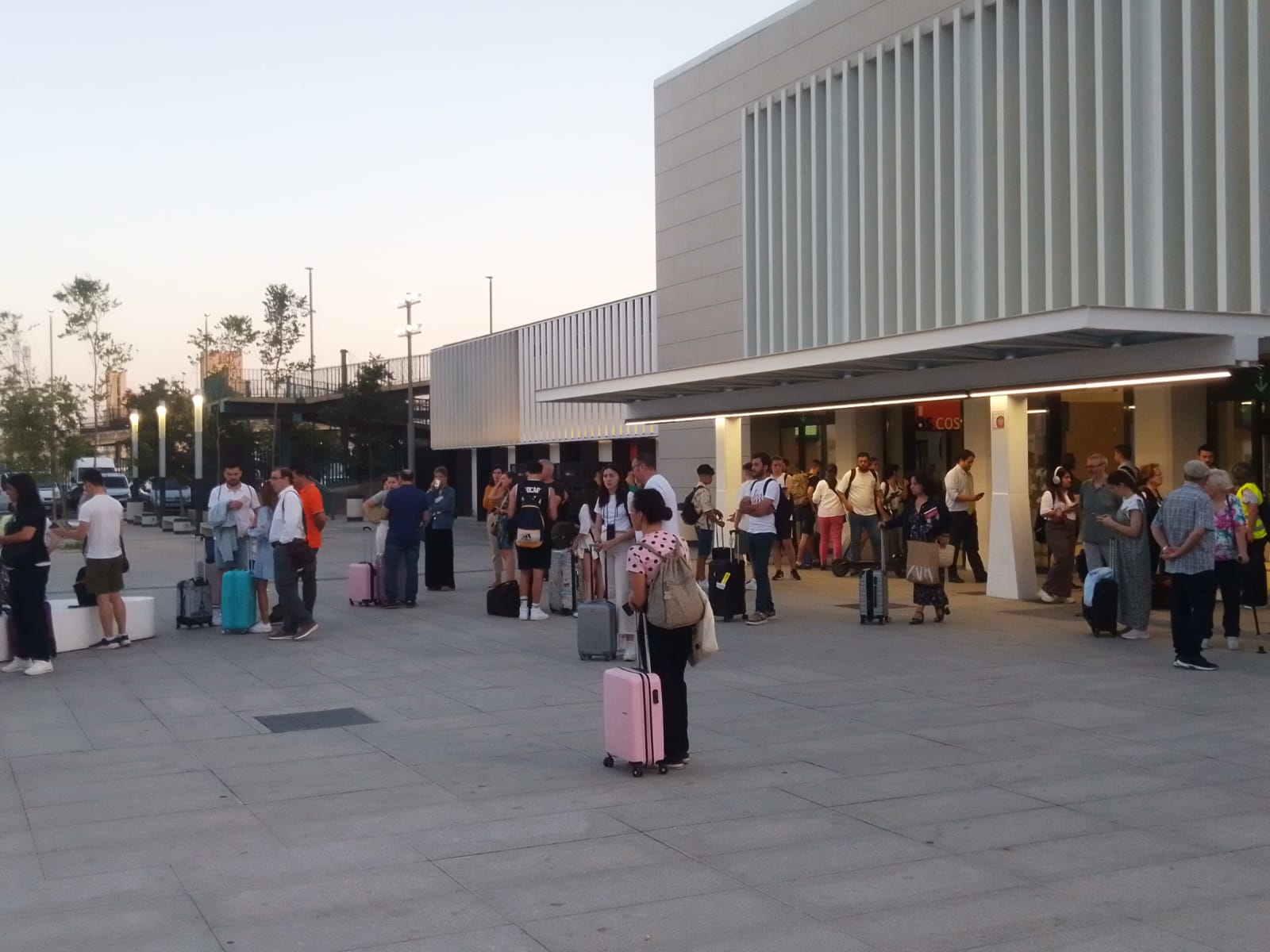 Viajeros del Alvia, esperando a montar en el autobús alternativo