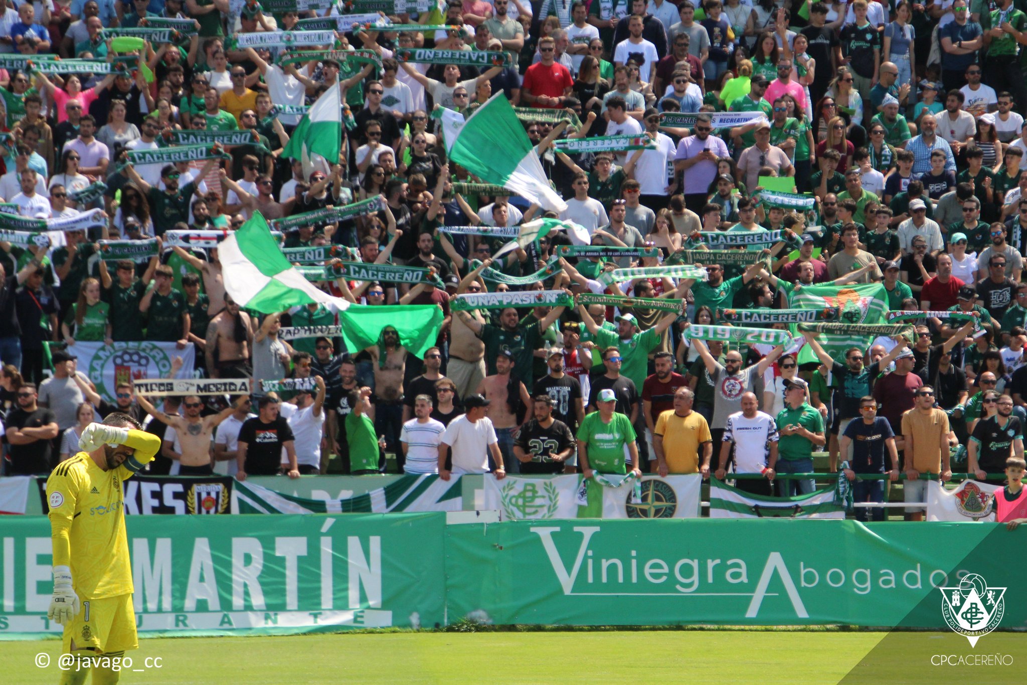 La afición del Cacereño en el choque ante el Recreativo.
