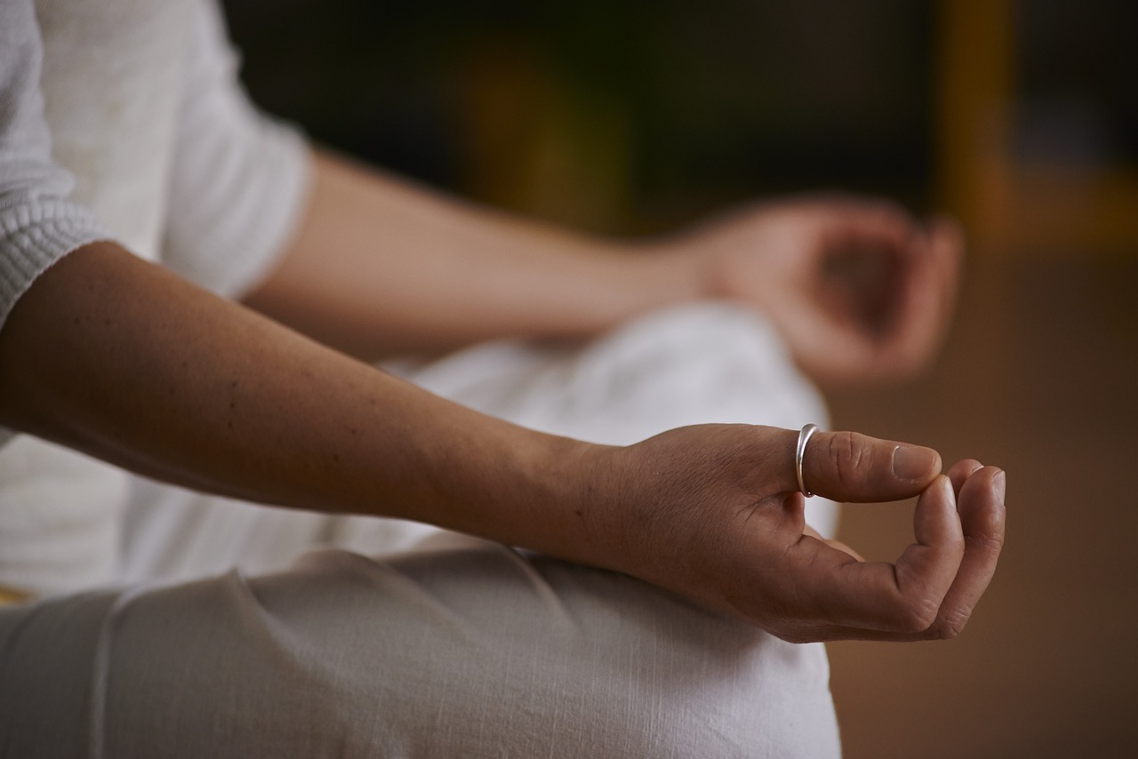 Mujer practicando yoga