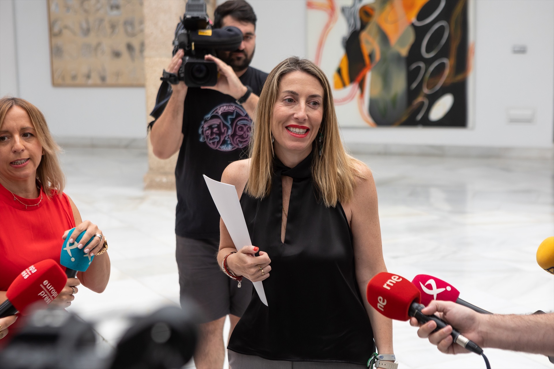 La presidenta del PP de Extremadura y candidata del PP a la Junta de Extremadura, María Guardiola, en la Asamblea