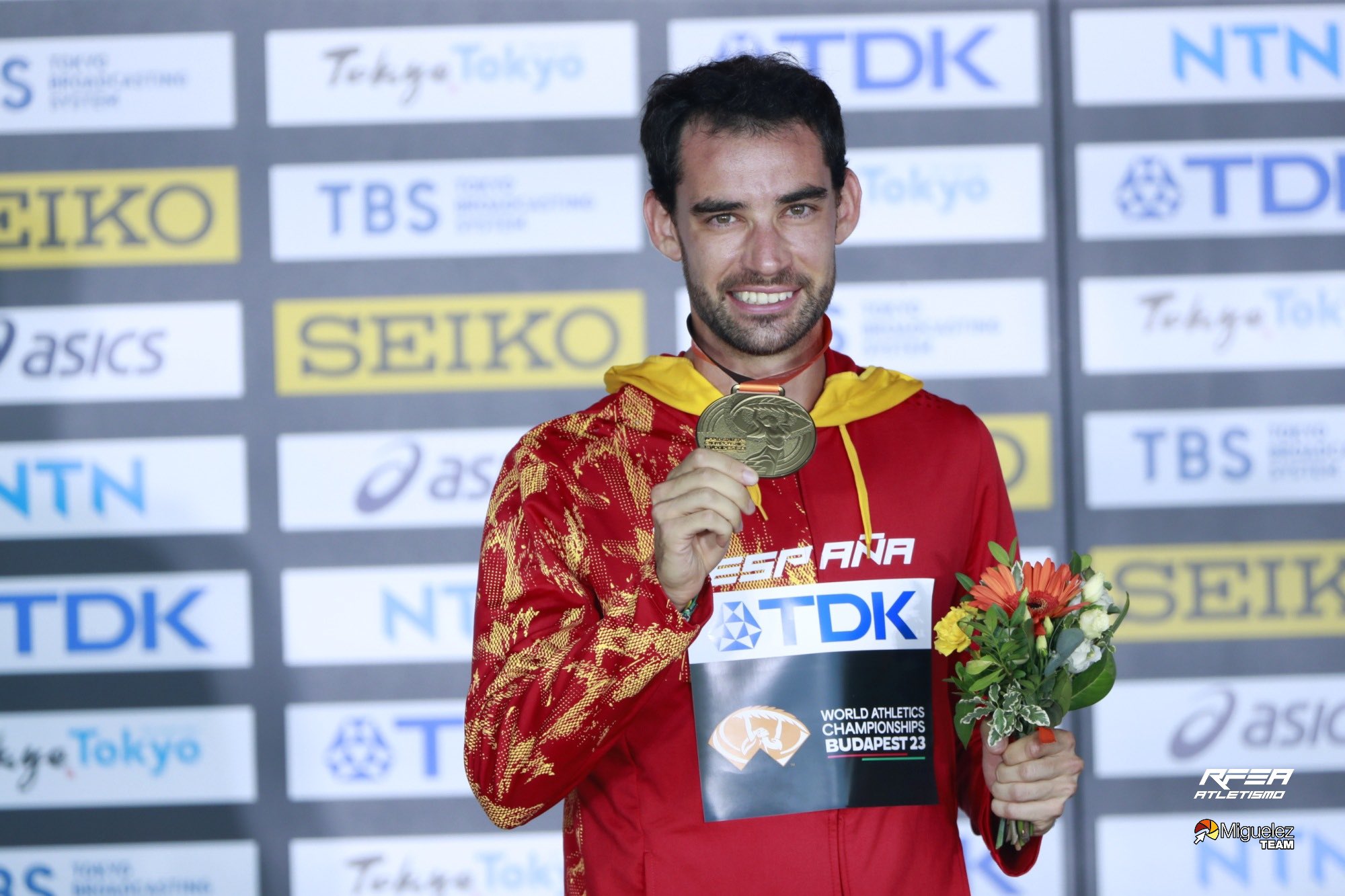 Álvaro Martín Uriol con el oro mundial del cuello.