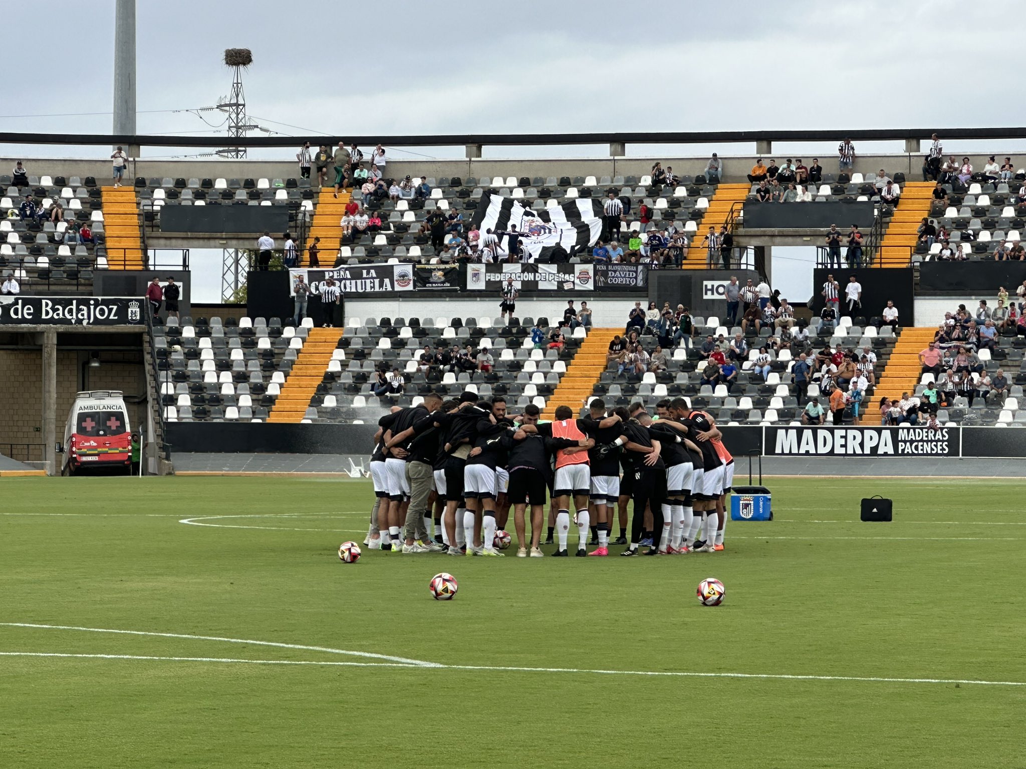 La plantilla del CD Badajoz hace piña antes del partido ante el Guadalajara