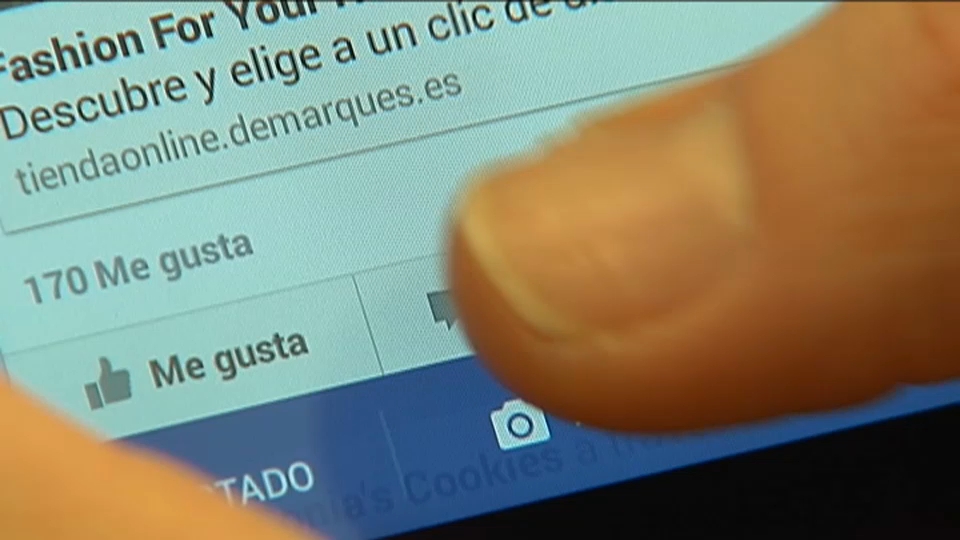 Un usuario consulta la página de Facebook 