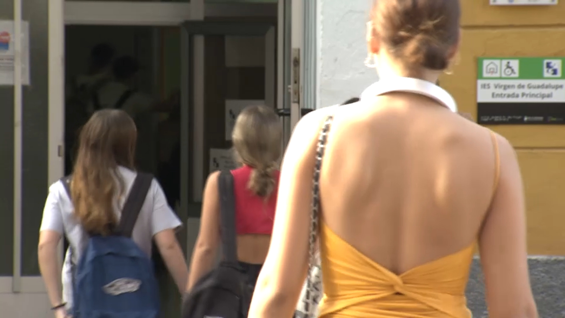 Alumnas entrando a un centro educativo en Cáceres