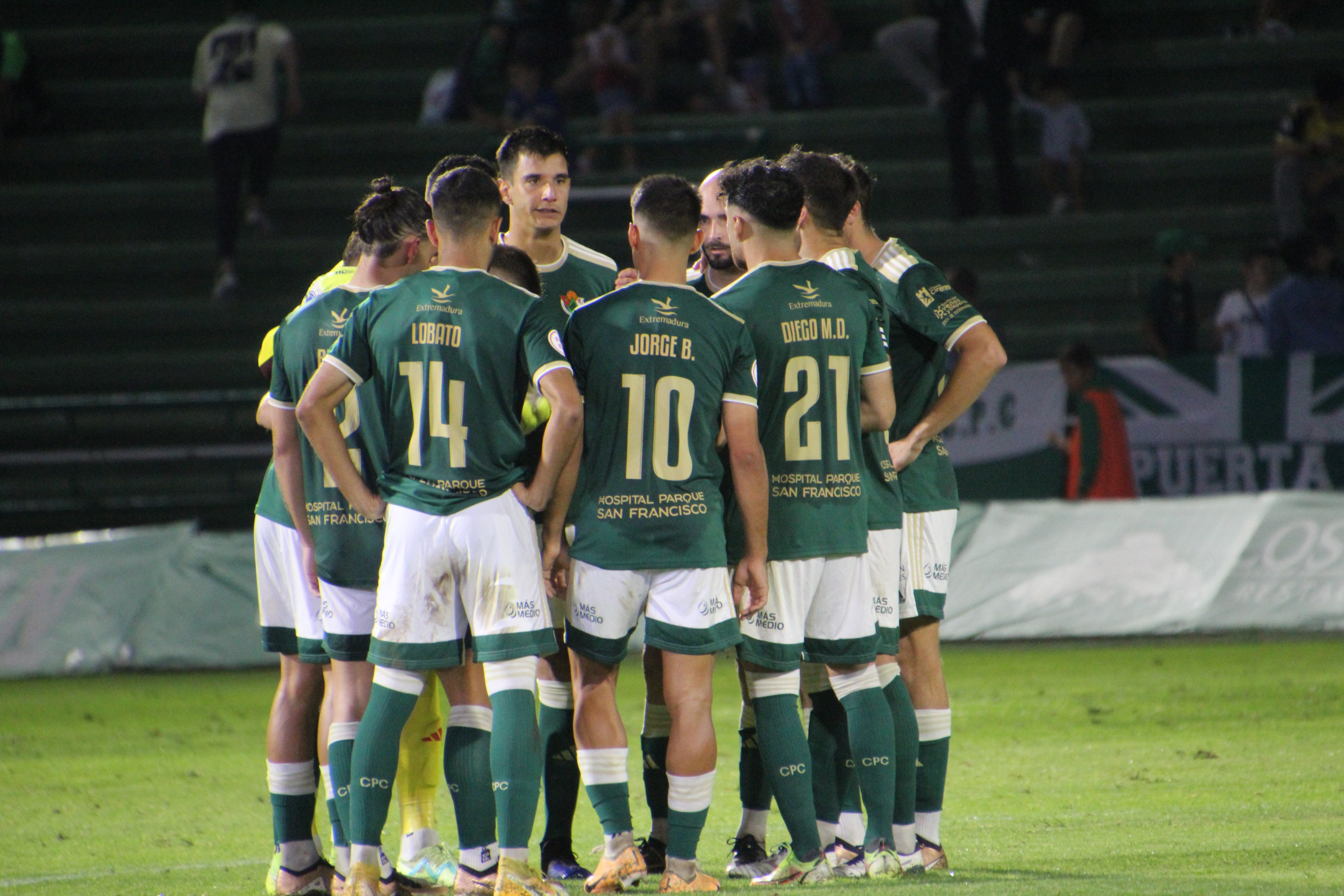Los jugadores del CP cacereño hacen una piña antes del partido.