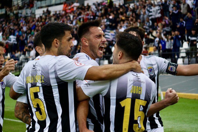 Los jugadores del Badajoz celebran el segundo tanto ante el CP Cacereño.