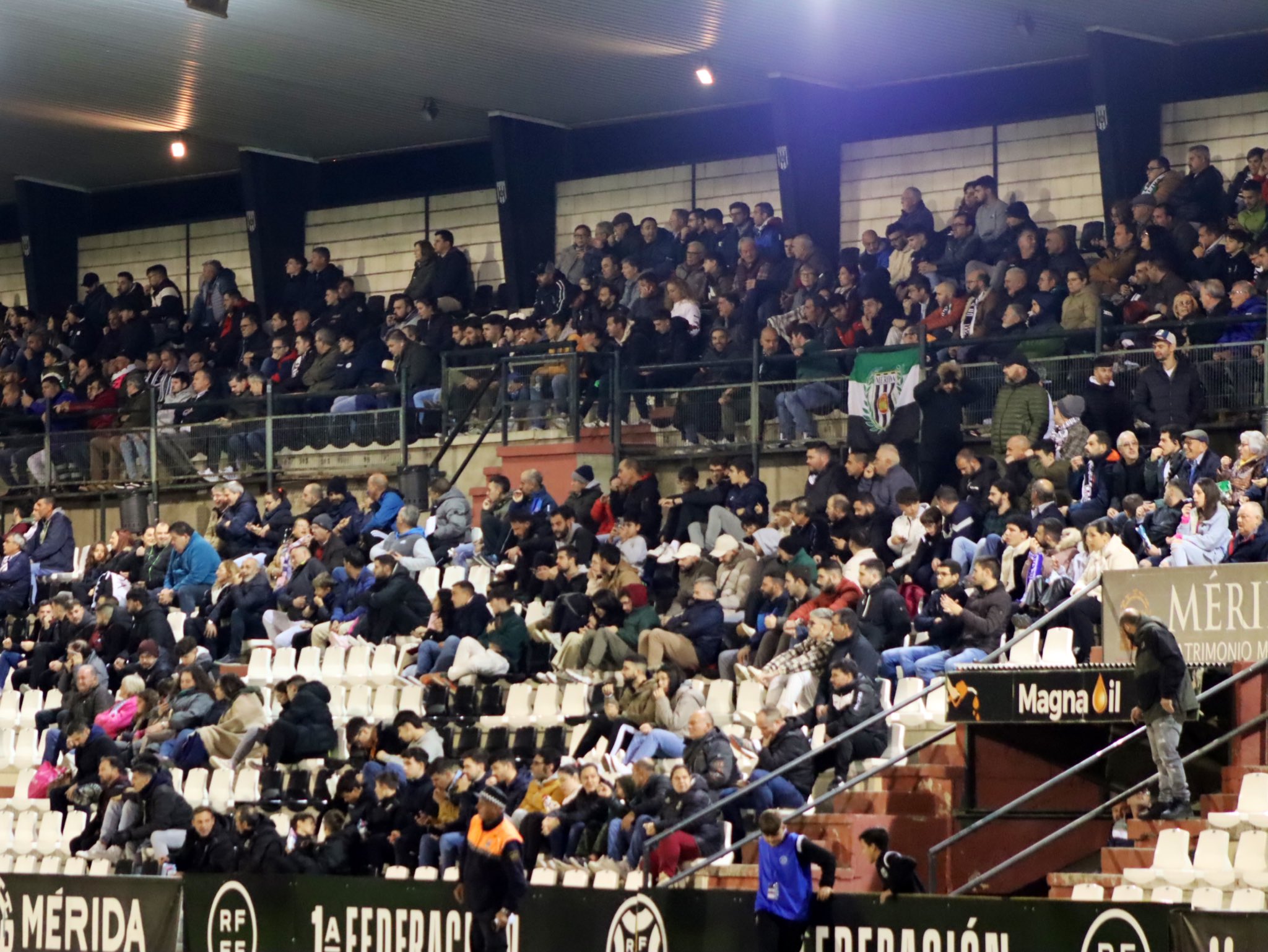 La afición del Mérida en el choque ante el Recreativo en el Romano.
