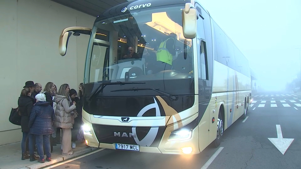 Pasajeros subiendo al autobús alternativo en el aeropuerto de Badajoz