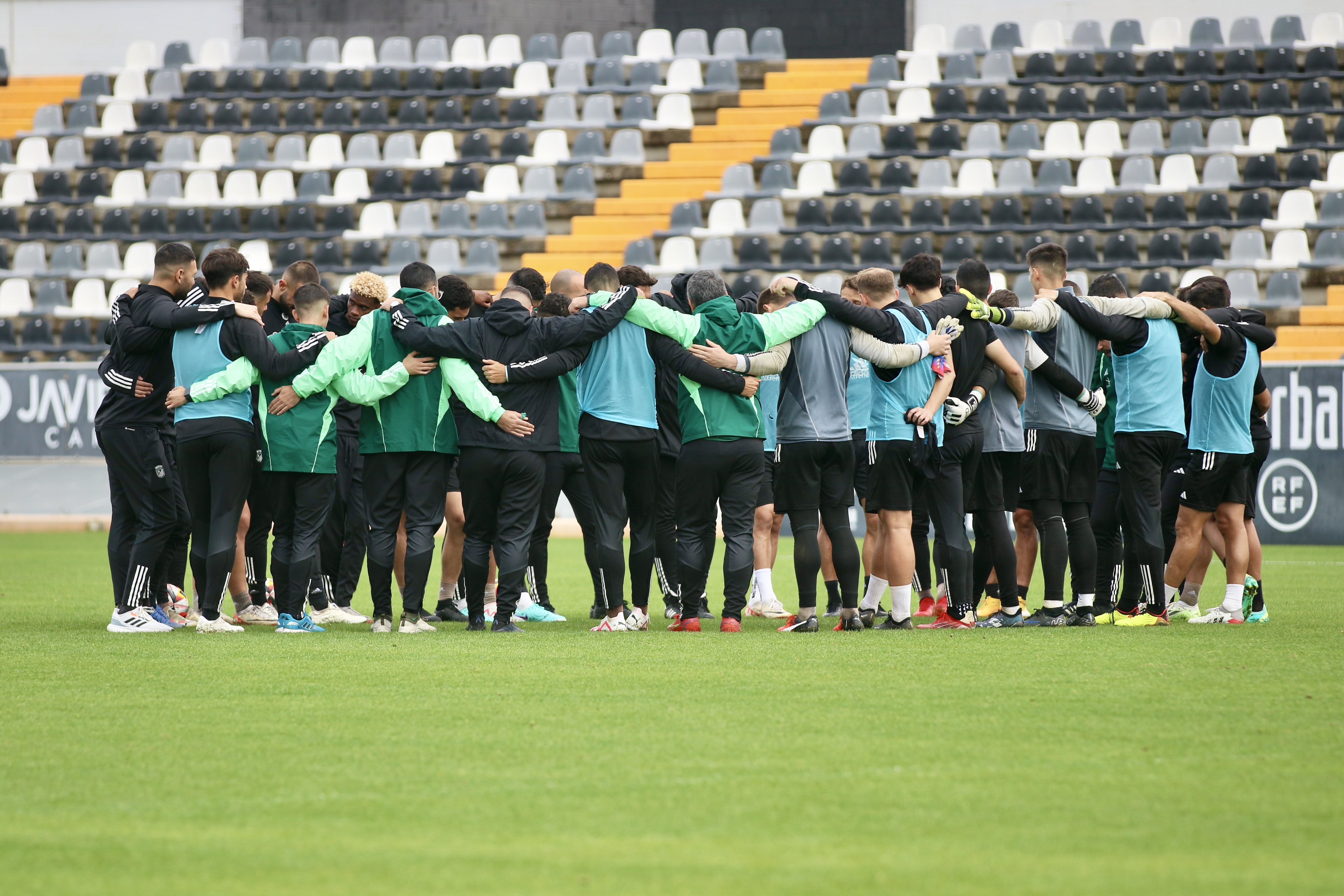 La plantilla del CD Badajoz hace piña antes del partido.