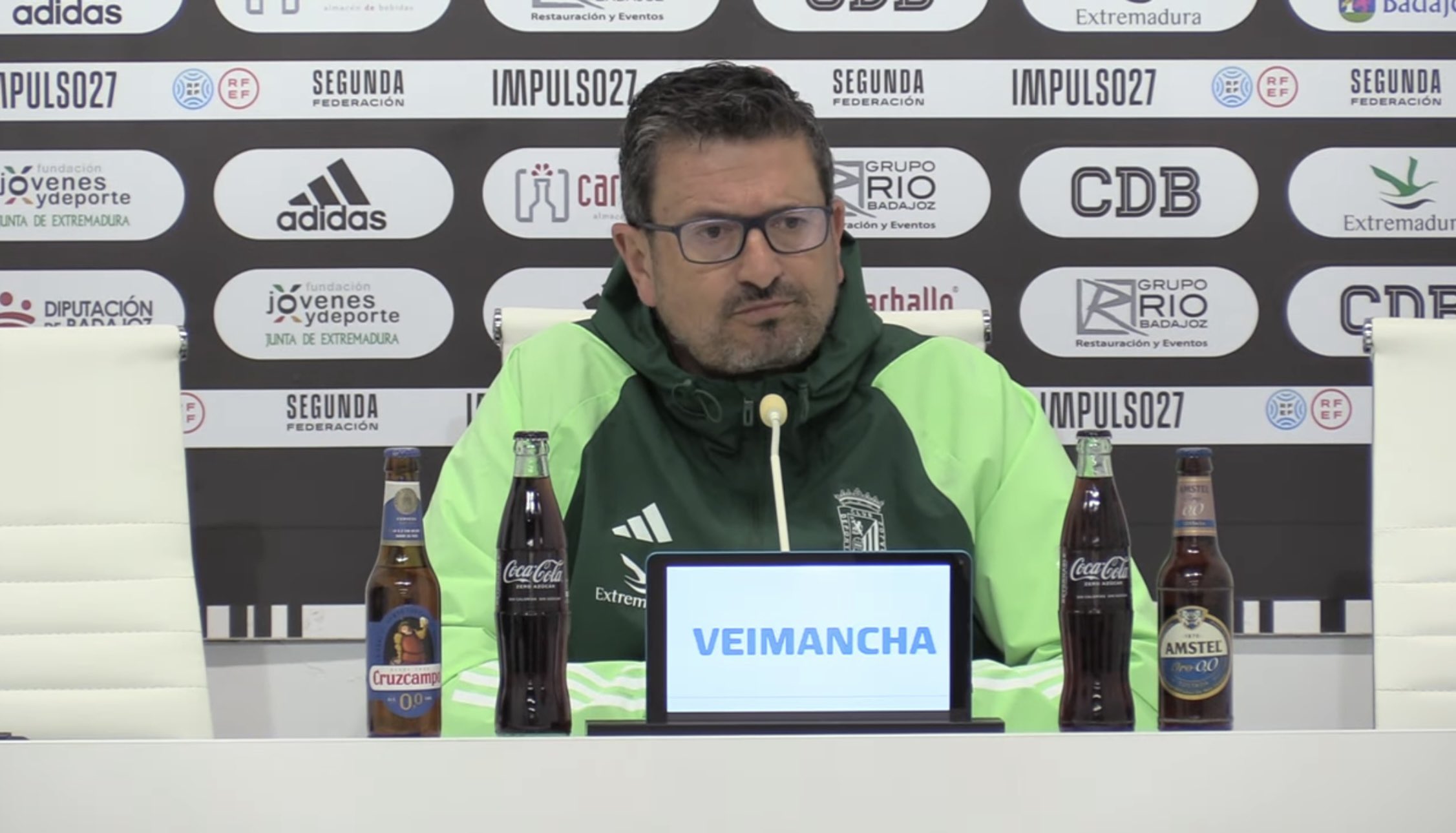 Iñaki Alonso, técnico del CD Badajoz, en rueda de prensa.