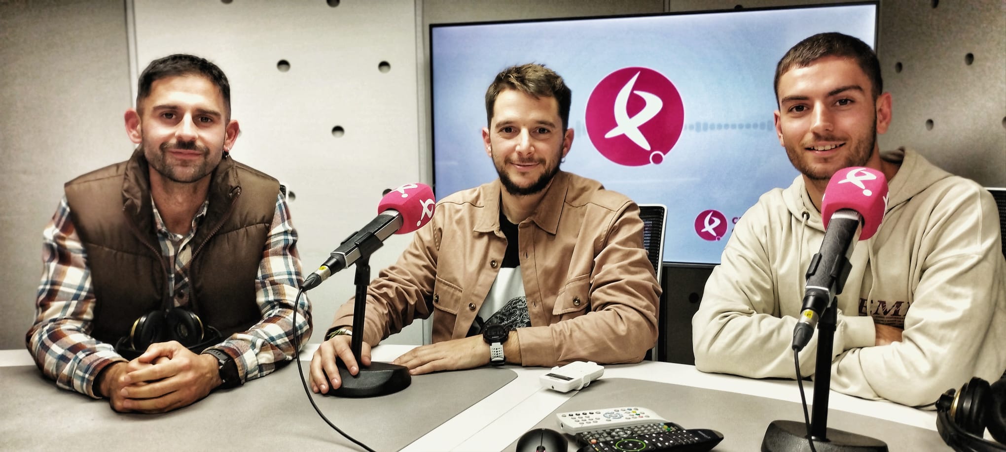 Alejandro Calero, Pedro García y Edu Acero, componentes del Departamento de Comunicación del Villanovense.