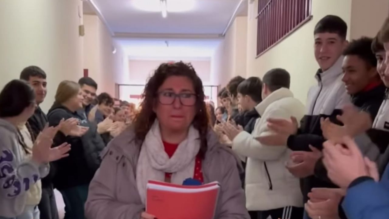 Juana, despedida entre aplausos por sus compañeros y alumnos