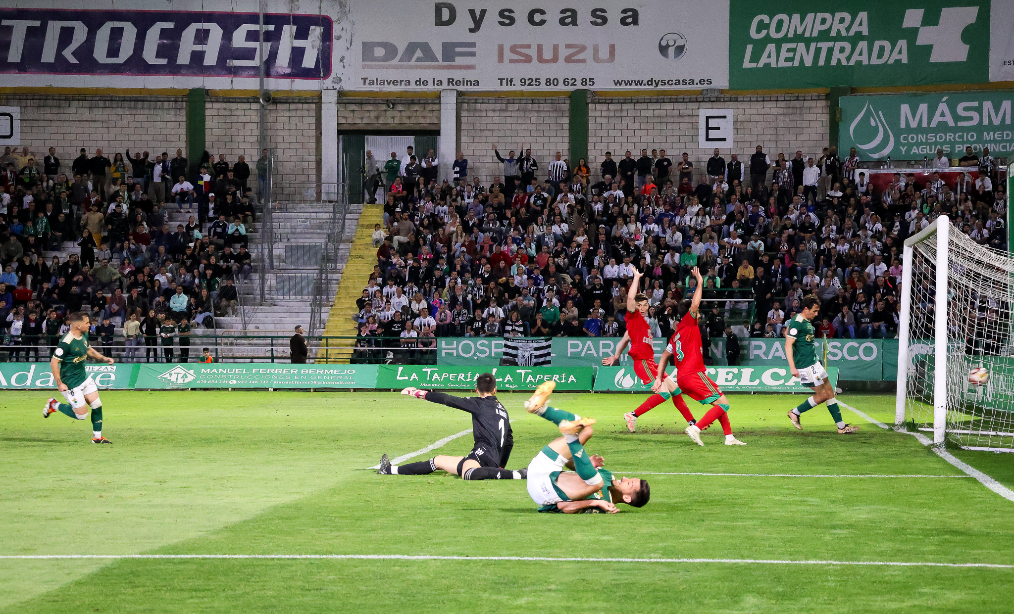 Momento del gol anulado a Techellea en el Cacereño-Badajoz.