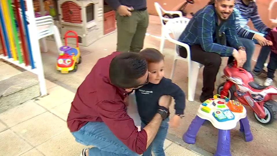 Un padre recibe un regalo de su hijo