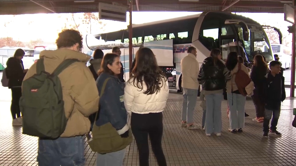 Pasajeros esperando el autobús en la estación de Mérida