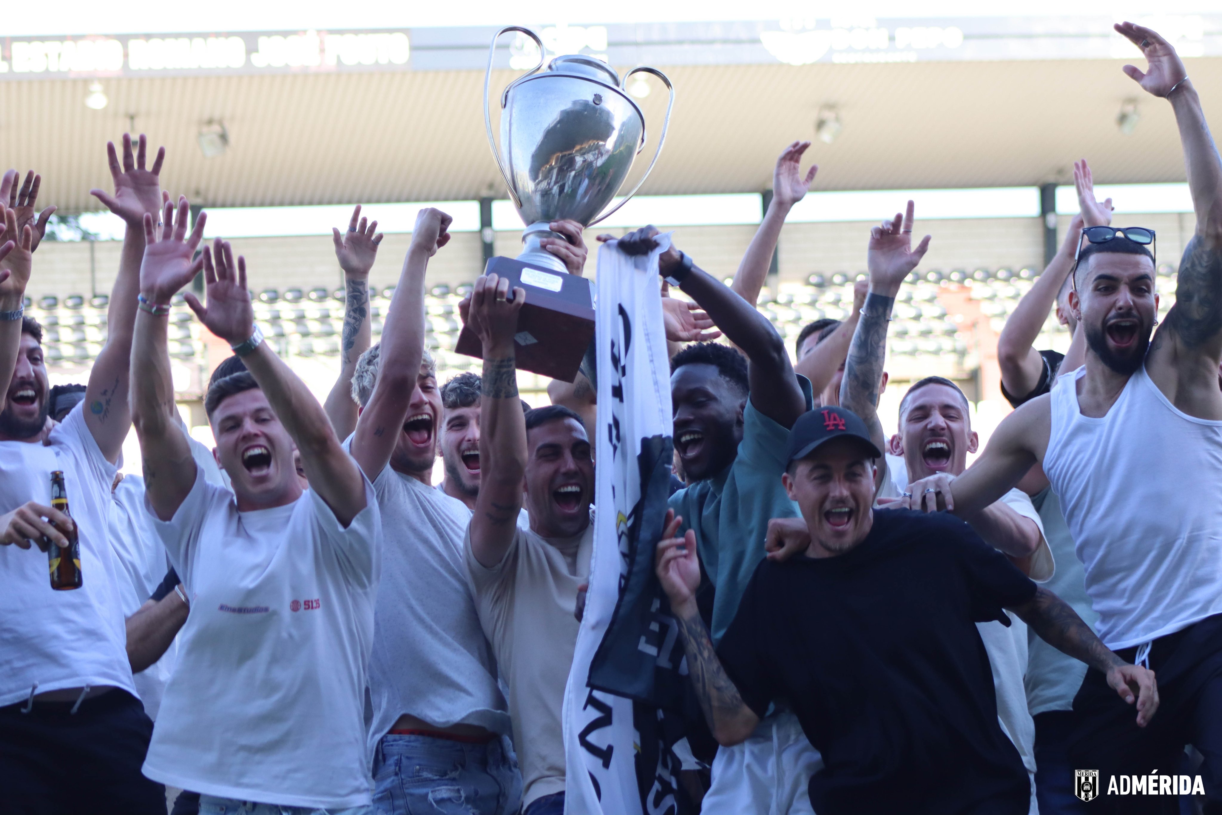 El Mérida celebra la permanencia en Primera RFEF.
