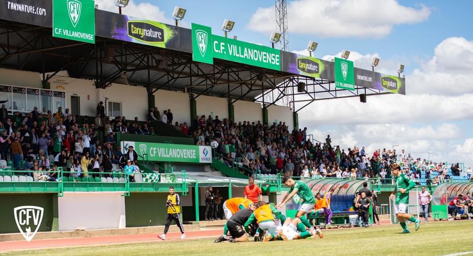 Los jugadores del Villanovense celebran un gol en su estadio.