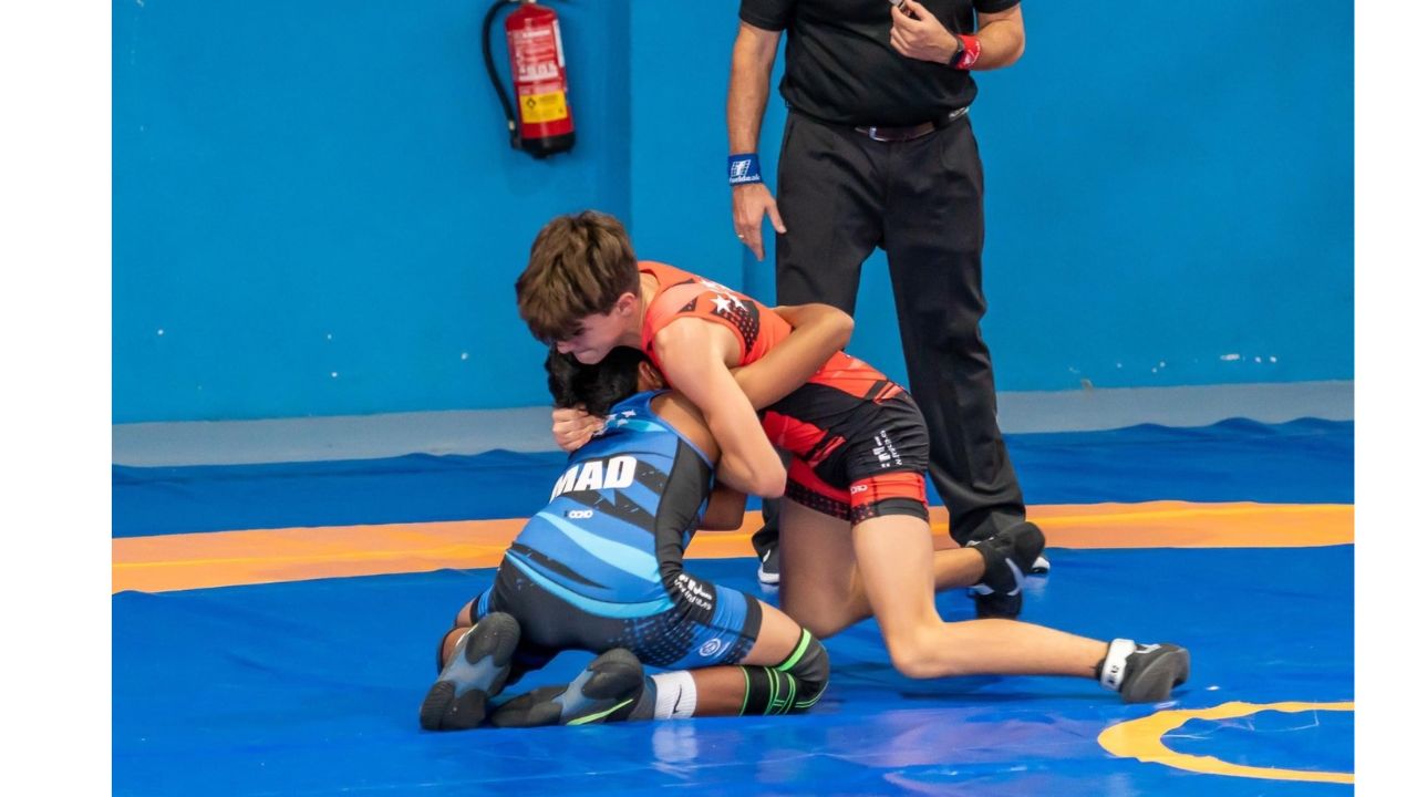a Junta ha concedido los premios 'Extremadura Impulsa', una nueva categoría incluida por primera vez dentro de los V Premios 'Diputación Contigo' para fomentar el deporte base, a siete deportistas de entre 7 y 11 años de la región. El palmarés de esta categoría se estrena con los reconocimientos a la deportista de motocross Triana López, el ajedrecista Hugo Pérez, la bailarina deportiva Gloria María Fernández, los karatecas José Ramón Barroso y Valeria Rebollo, la gimnasta María Germán y el patinador Jorge Macarrilla. Cada deportista recibirá 500 euros sin distinción de categoría, señala la Junta de Extremadura en una nota de prensa. Además, el Diario Oficial de Extremadura ha publicado en su edición del 30 de diciembre de 2024 la resolución por la que la Fundación Jóvenes y Deporte, adscrita a la Consejería de Cultura, Turismo, Jóvenes y Deportes, daba a conocer la relación de personas y proyectos designados por el Jurado Oficial para ser galardonados en los V Premios 'Diputación Contigo', otorgados junto a la Diputación Provincial de Badajoz y la Diputación Provincial de Cáceres y con el patrocinio de Ibercaja, así como los III Premios 'Deporte Universitario de Extremadura', concedidos junto a la Universidad extremeña. En total, 38 premios otorgados con una suma económica que alcanza los 33.400 euros, con los que se pone de manifiesto el compromiso de la Fundación Jóvenes y Deporte y del resto de entidades e instituciones implicadas con el apoyo al deporte de base y a todos los agentes del sector deportivo para su crecimiento y desarrollo.