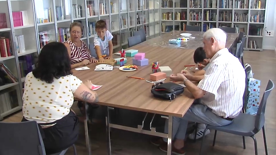 Un taller intergeneracional en Badajoz une a abuelos y nietos