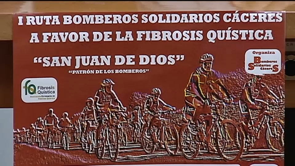 La X Ruta de Bomberos Solidarios recorrerá el próximo 26 de abril 55 kilómetros a favor de la investigación y la lucha contra la enfermedad rara de Huntington, que padecen unas 210 personas en Extremadura.  Esta caminata no competitiva pasará por Cáceres, Valdesalor, Torreorgaz y Sierra de Fuentes, esperando reunir a unas 300 personas, que podrán realizar la ruta por etapas en caso de no querer completar los 55 kilómetros.  En esta ocasión, todo lo recaudado irá destinado a la Asociación Extremeña de la Enfermedad de Huntington, enfermedad rara que en Extremadura afecta a 20 de cada 100.000 personas, según precisó la representante de esta asociación María Ángeles González, en la presentación de esta iniciativa que aúna deporte y solidaridad.  Se trata de una enfermedad neurológica, hereditaria y degenerativa, diagnosticada a unas 4.000 personas en toda España, pero unas 20.000 personas pueden ser portadoras, aunque no saben si lo son o no si no se realiza un test genético, algo que no se suele hacer "porque aún es un tema tabú". Así, la asociación trabaja, además de para poder avanzar en las terapias y tratamientos, en la concienciación para que familiares se hagan esta prueba.  La enfermedad de Huntington es hereditaria y provoca el desgaste de algunas células nerviosas del cerebro. Las personas nacen con el gen defectuoso pero los síntomas no aparecen hasta después de los 30 o 40 años. Los síntomas iniciales de esta enfermedad pueden incluir movimientos descontrolados, torpeza y problemas de equilibrio, pero en un estado avanzado puede impedir caminar, hablar y tragar, además de problemas mentales y de comprensión.  Este evento, una vez más, lo ponen en marcha la Asociación de Bomberos Voluntarios de Cáceres junto con la Diputación de Cáceres, el Sepei y Cruz Roja.  A esto irá destinado lo recaudado en la Ruta de Bomberos Solidarios, cuya cuota de inscripción es de 22 euros, ya sea para participar o para lo que viene a denominarse "kilómetro cero", con lo que se colabora en este fin.  La ruta, de 55 kilómetros 
