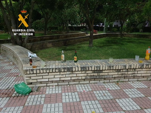 Otra imagen del botellón desalojado en el parque