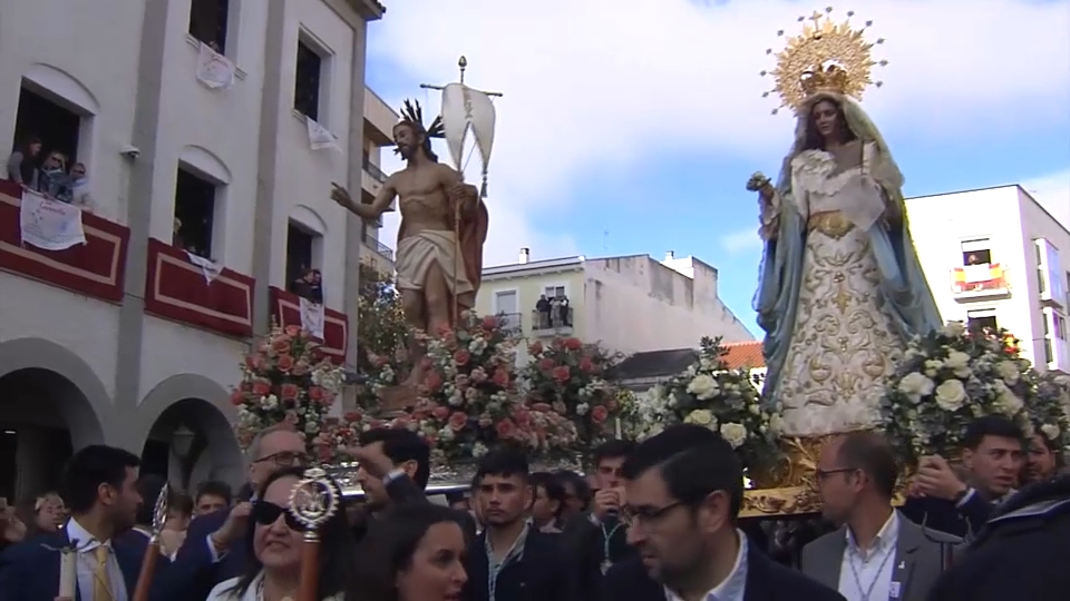 A las 9 y media de la mañana, la Virgen de la Aurora emprendía su particular carrerita hasta el Cristo Resucitado.  Son 100 metros en apenas 20 segundos. El encuentro entre madre e hijo es uno de los momentos más singulares de este Domingo de Resurrección.  Antes de la carrera, las cofradías se reúnen para preparar el encuentro. Los Hermanos de la Aurora no solo esperan... también realizan el sorteo para saber quiénes serán los afortunados que corran con las andas.     ((desde día antes se vive con emoción, desde el sorteo desenado ir, apuntarnos, buscar coimpañeros... Por la mañana te levantas que parece que no duermes))  En la calle, la gente se agolpa desde bien temprano para conseguir el mejor lugar... y vivir la tradición de cerca.     ((me gusta venir pero es muy temprano // con mucha alegría, esto ha sido de siempre , es un sentimiento muy grande // Alguna genteno lo entiende, pero nosotros que lo hacemos desde pequeñoitos, es un día especial))     Una fiesta declarada de Interés Turístico Regional desde 2007 que los villanovenses esperan con devoción cada año. 