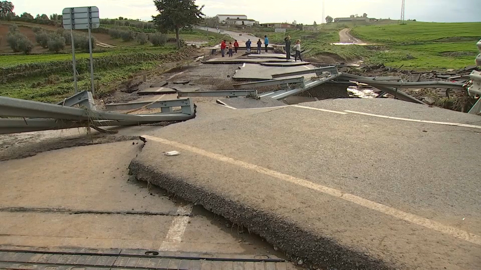 Tres carreteras provinciales en Badajoz siguen cerradas y diez ya han sido reabiertas tras reparar daños por la borrasca