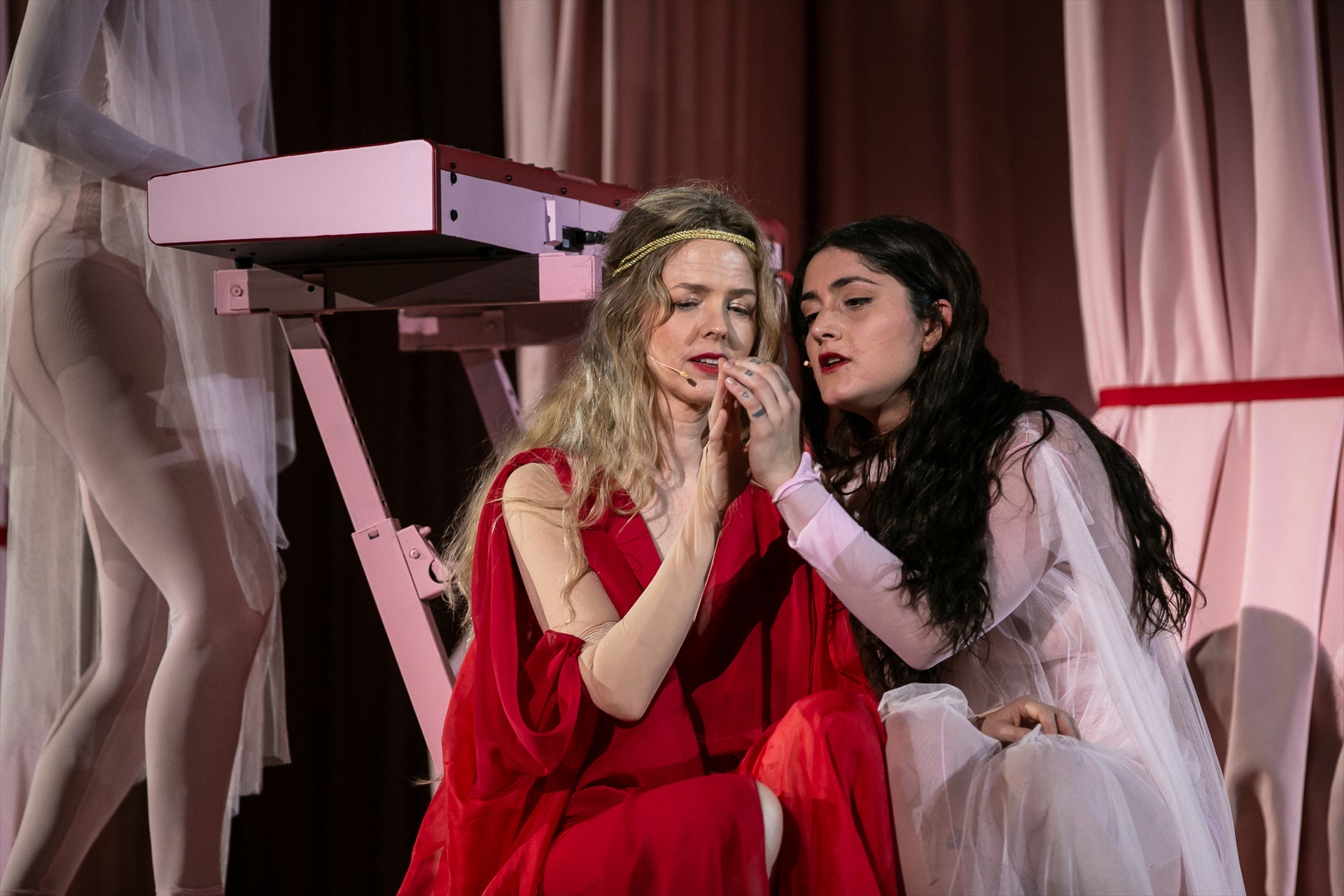 Christina Rosenvinge y Lucía Bocanegra, en  una de las escenas más sensuales