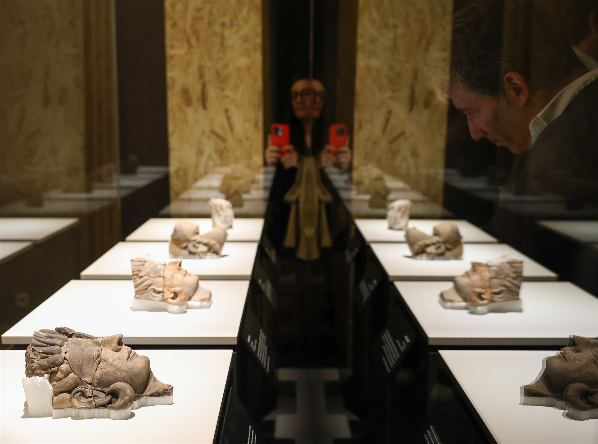Personas observando durante la inauguración de la Sala de Novedades Arqueológicas del Museo Arqueológico Nacional con la exposición 'Rostros del Turuñuelo', en la Sala de Novedades Arqueológicas