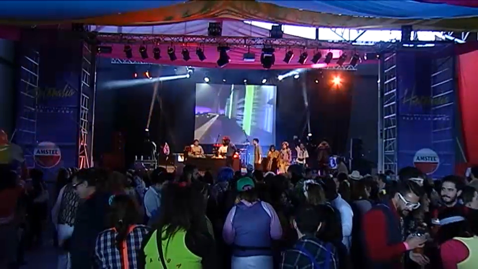 El grupo Nancys Rubias, con Mario Vaquerizo a la cabeza, volverá al festival Horteralia de Cáceres, que se celebrará los días 24 y 25 de octubre en el recinto ferial cacereño. Lo hará un año después del grave accidente que sufrió en este mismo certamen al bajarse de una plataforma giratoria y caer desde el escenario a más de dos metros de altura. Así, Mario Vaquerizo y sus Nancys Rubias vuelven a Cáceres para acabar el concierto que no pudieron terminar el año pasado por su aparatosa caída desde el escenario, y para actuar junto a otros quince artistas que configuran la oferta del festival. Y es que la organización del certamen ha confirmado también otros nombres del cartel como OBK, Raúl, Natalia y Las Supremas de Móstoles que se unen a los ya anunciados como Fangoria, Azúcar Moreno, Sofía Cristo, Rocío Saiz, La Década Prodigiosa, Jota Carajota, KUVE, Roser, Putilatex y los djs Cherri Coke y Roi Porto. En su nueva entrega, el evento prevé reunir a más de 5.000 hortefans llegados de toda España, "dispuestos a celebrar, sin prejuicios, dos días de música, color y diversidad", informa la organización. Encabezando el cartel se encuentra Fangoria, el icónico dúo formado por Alaska y Nacho Canut, que se estrena en el escenario de Horteralia con su potente directo y sus himnos generacionales. Junto a ellos, Azúcar Moreno aportará su energía racial y flamenca en un show que hará vibrar a los hortefans. A estos grandes nombres se suman ahora nuevas incorporaciones que amplían y enriquecen el cartel con una variedad de estilos, generaciones y personalidades. Entre ellas, destacan Raúl, con sus clásicos del pop romántico de los 2000; OBK, leyenda viva del techno-pop español; Natalia (OT) y Roser, iconos televisivos convertidos en referentes del pop nacional; y artistas comprometidos como Rocío Saiz o la drag Jota Carajota, que aportarán una potente carga escénica y reivindicativa. El cartel se completa con actuaciones de Sofía Cristo, Las Supremas de Móstoles, La Década Prodigiosa, KUVE, Putilatex, que da su primer c