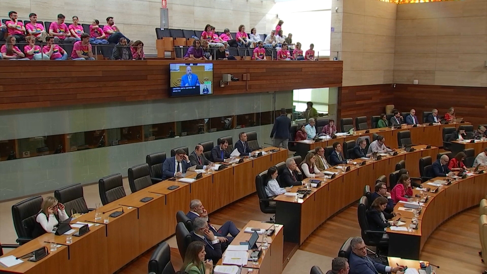 La Asamblea rechaza la derogación de la ley LGTBI solicitada por VOX  