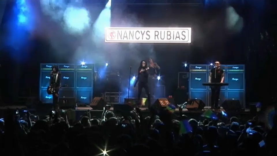 El grupo Nancys Rubias, con Mario Vaquerizo a la cabeza, volverá al festival Horteralia de Cáceres, que se celebrará los días 24 y 25 de octubre en el recinto ferial cacereño. Lo hará un año después del grave accidente que sufrió en este mismo certamen al bajarse de una plataforma giratoria y caer desde el escenario a más de dos metros de altura. Así, Mario Vaquerizo y sus Nancys Rubias vuelven a Cáceres para acabar el concierto que no pudieron terminar el año pasado por su aparatosa caída desde el escenario, y para actuar junto a otros quince artistas que configuran la oferta del festival. Y es que la organización del certamen ha confirmado también otros nombres del cartel como OBK, Raúl, Natalia y Las Supremas de Móstoles que se unen a los ya anunciados como Fangoria, Azúcar Moreno, Sofía Cristo, Rocío Saiz, La Década Prodigiosa, Jota Carajota, KUVE, Roser, Putilatex y los djs Cherri Coke y Roi Porto. En su nueva entrega, el evento prevé reunir a más de 5.000 hortefans llegados de toda España, "dispuestos a celebrar, sin prejuicios, dos días de música, color y diversidad", informa la organización. Encabezando el cartel se encuentra Fangoria, el icónico dúo formado por Alaska y Nacho Canut, que se estrena en el escenario de Horteralia con su potente directo y sus himnos generacionales. Junto a ellos, Azúcar Moreno aportará su energía racial y flamenca en un show que hará vibrar a los hortefans. A estos grandes nombres se suman ahora nuevas incorporaciones que amplían y enriquecen el cartel con una variedad de estilos, generaciones y personalidades. Entre ellas, destacan Raúl, con sus clásicos del pop romántico de los 2000; OBK, leyenda viva del techno-pop español; Natalia (OT) y Roser, iconos televisivos convertidos en referentes del pop nacional; y artistas comprometidos como Rocío Saiz o la drag Jota Carajota, que aportarán una potente carga escénica y reivindicativa. El cartel se completa con actuaciones de Sofía Cristo, Las Supremas de Móstoles, La Década Prodigiosa, KUVE, Putilatex, que da su primer c