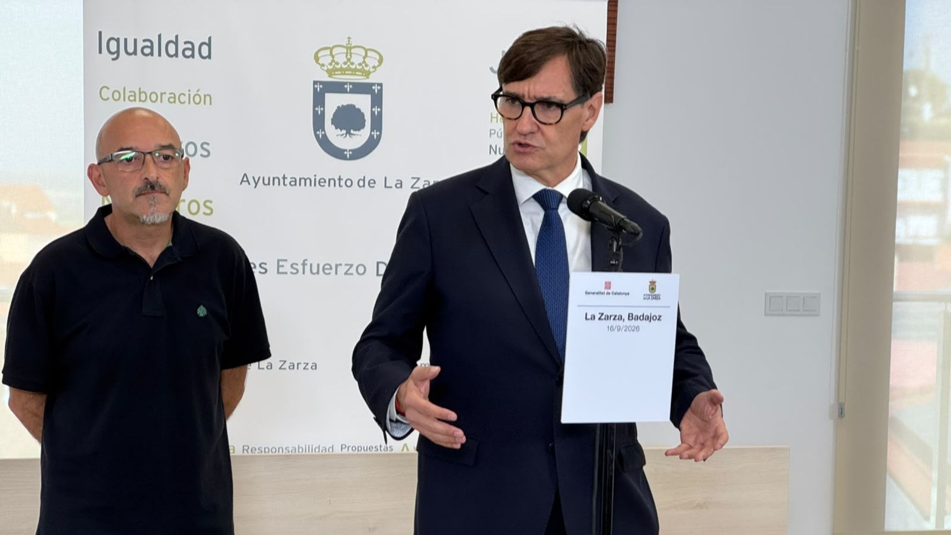 El presidente de la Generalitat de Cataluña, Salvador Illa, ha iniciado este miércoles su visita institucional a Extremadura con un acto en La Zarza, donde ha sido recibido por el alcalde, Francisco José Farrona