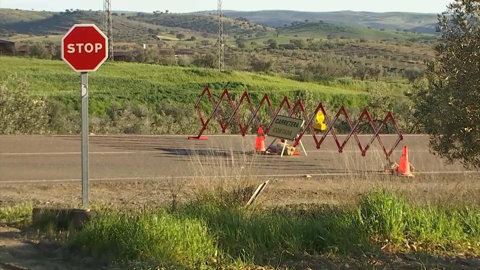 La carretera BA-079 de Hornachos a Hinojosa del Valle sigue cortada por los daños de la inundación
