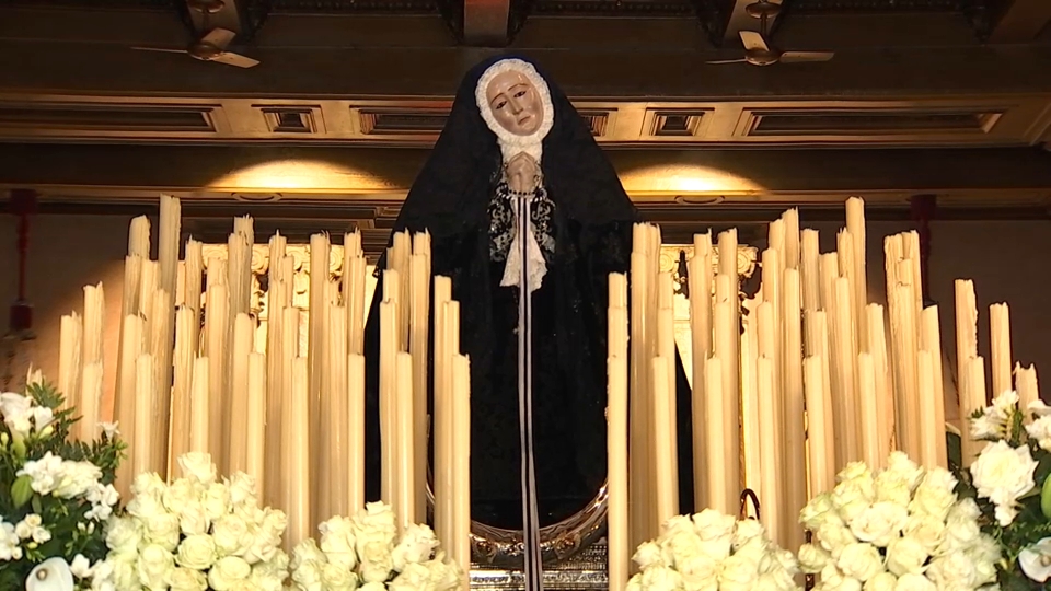 El Santo Entierro y la Soledad de luto salen este Viernes Santo en Badajoz mirando al cielo por la lluvia