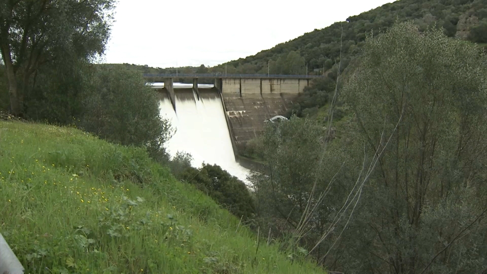 La Confederación Hidrográfica del Guadiana (CHG), ante la preocupación expresada por los vecinos de las Casas Aisladas de Gévora (Badajoz) respecto a la gestión realizada por el organismo de cuenca en relación con los recientes episodios de avenidas de agua en la zona, ha asegurado que el efecto laminador de la presa de Villar del Rey y la vegetación de ribera reducen el riesgo de inundaciones. De esta forma, en nota de prensa, la CHG ha destacado que el río Gévora, en las proximidades de su desembocadura en la ciudad de Badajoz, recibe aguas de una cuenca de aproximadamente 2.000 km2, que se divide en dos partes "claramente diferenciadas". Una de ellas es la cuenca del río Zapatón (1.000 km2), regulada por la presa de Villar del Rey, mientras que la otra corresponde al propio río Gévora (1.000 km2), que no está regulado; es decir, no dispone de ninguna presa. En el caso del río Gévora, el agua circula de acuerdo con las precipitaciones, normalmente con un caudal "bastante elevado" y con un comportamiento "muy virulento". En contraste, el río Zapatón, cuya cuenca también abarca 1.000 km2, tiene su caudal retenido en la presa de Villar del Rey hasta que la misma se llena. A partir de ese momento, el agua se libera "lentamente" en un proceso natural denominado laminación de avenidas con el objetivo de evitar daños aguas abajo, ha precisado la Confederación Hidrográfica del Guadiana. Así, mientras el río Gévora descarga el caudal que recibe de su cuenca con toda su intensidad, la presa de Villar del Rey acumula aproximadamente la misma cantidad de agua, pero lo hace de manera controlada, liberándola paulatinamente cuando ha pasado "lo más crítico del caudal procedente del río Gévora". Los caudales que se liberan desde la presa de Villar del Rey suelen ser del orden de los 40 m3/s, un caudal que "no genera perjuicio ni al propio río Zapatón ni al río Gévora". En lo que respecta a la alusión que los vecinos hacen a la "suciedad del cauce", se recuerda que los ríos, salvo circunstancias especiales de vertidos an