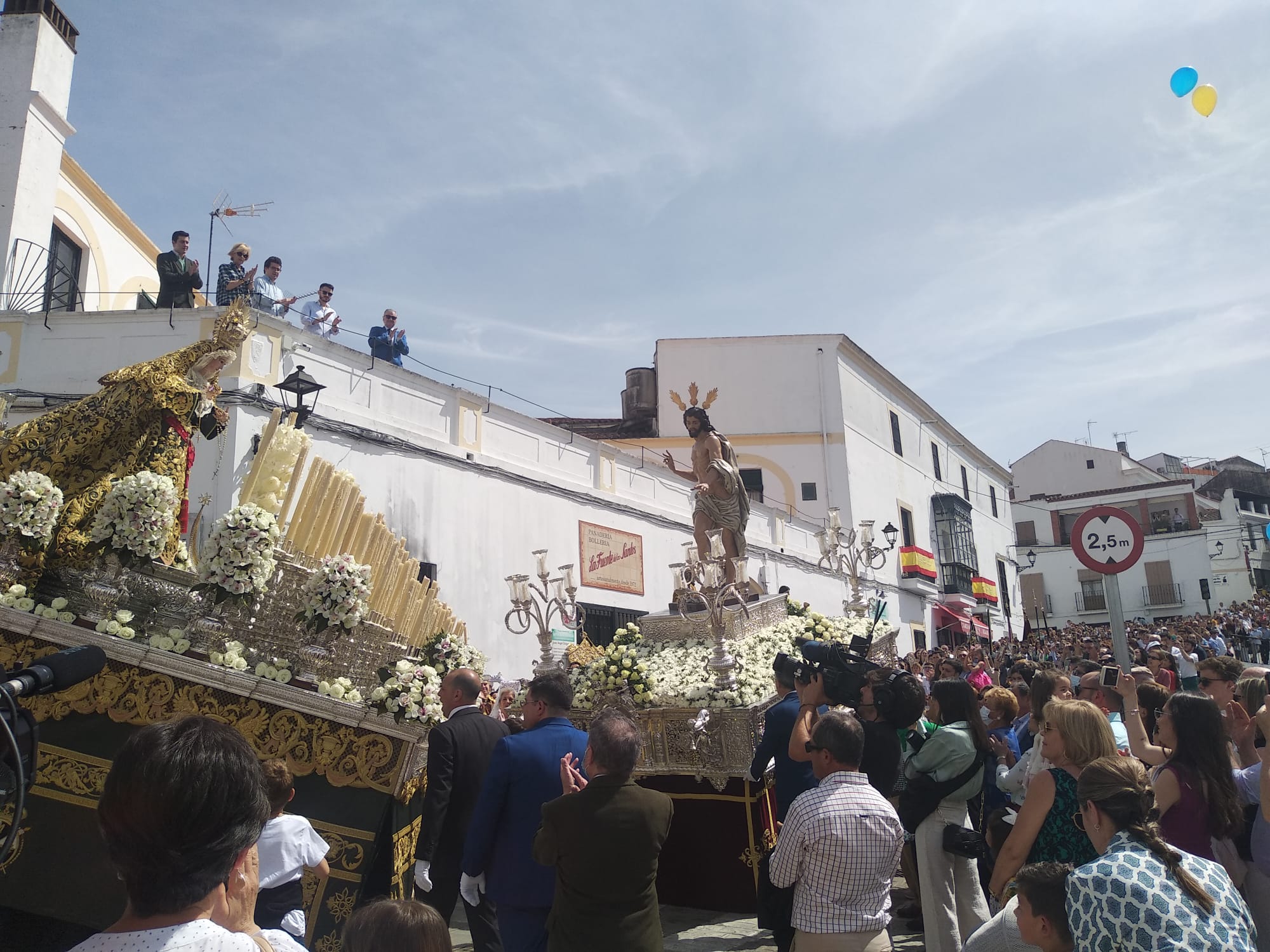 Encuentro entre el Cristo Resucitado y la Virgen del Rosario